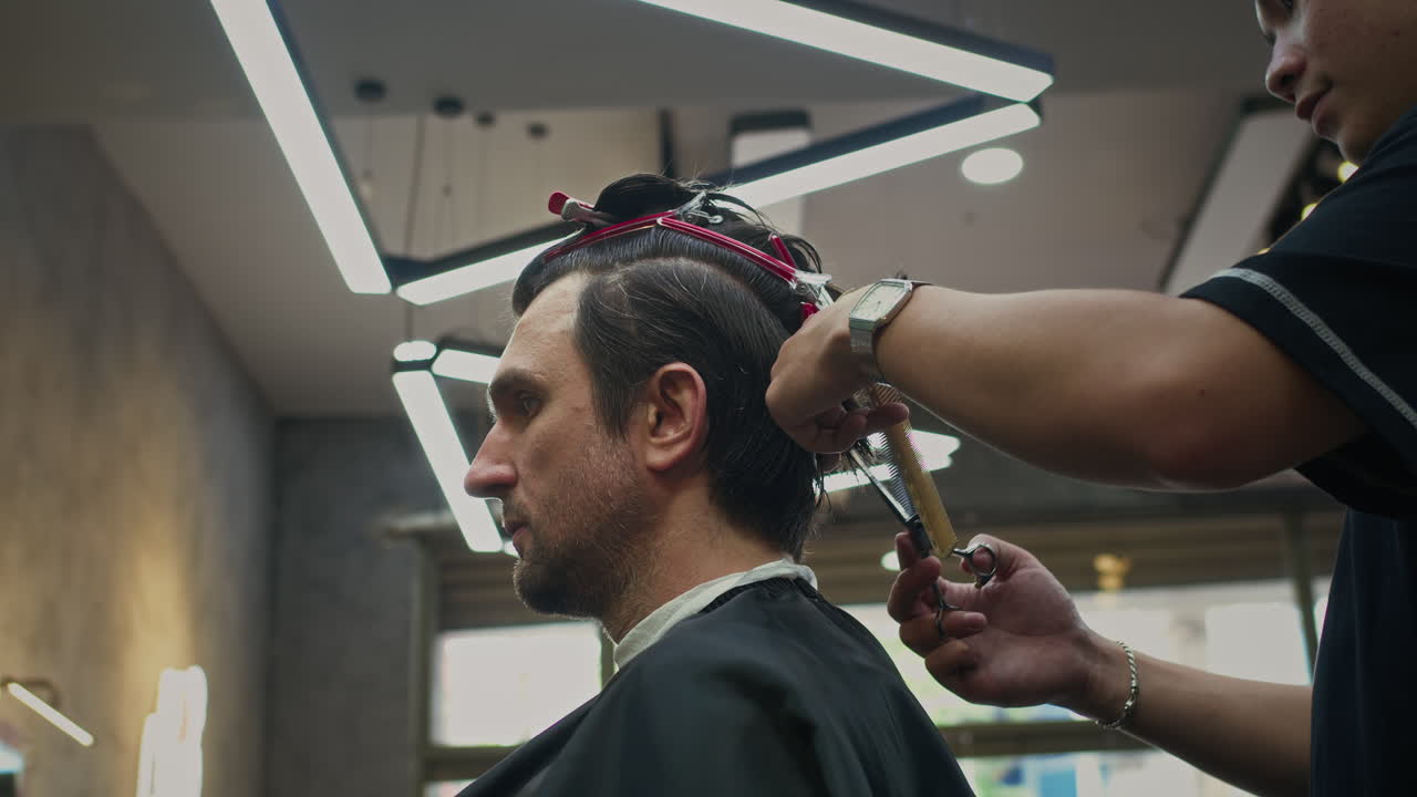 un hombre se corta el cabello en la barbería.