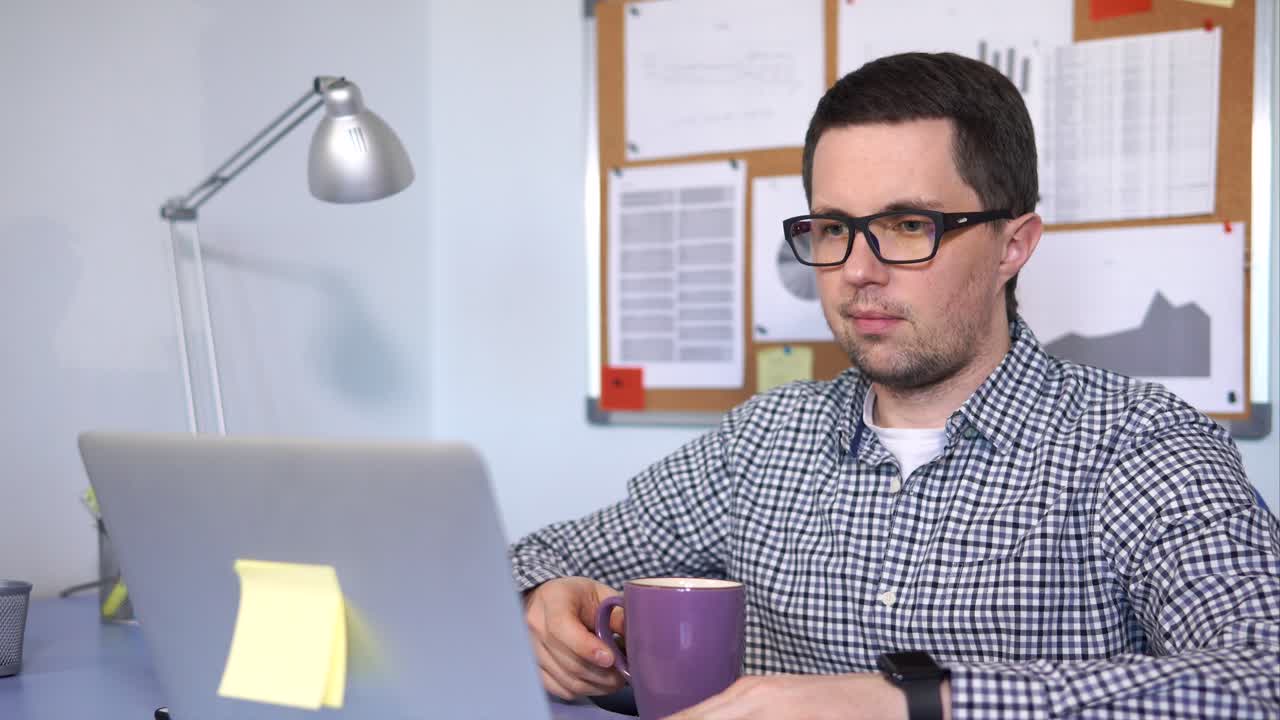 Hombre que trabaja en la computadora portátil en la oficina