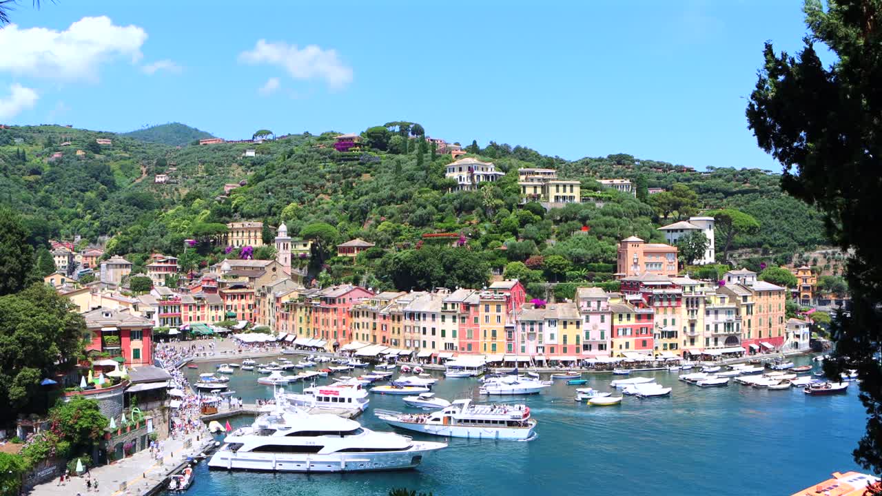 The Italian beaches have magical views that with a trekking you can live the summer of love. It is a paradisiacal place with turquoise blue sea and natural clearing. Beautiful sea