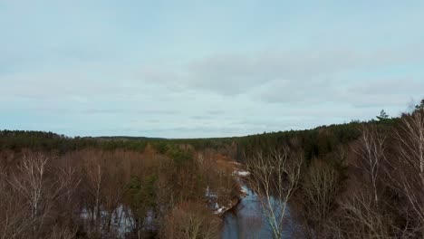 Luftaufnahme-Von-Anyksciai-Laju-Takas,-Einem-Baumwipfelpfadkomplex-Mit-Einem-Gehweg,-Einem-Informationszentrum-Und-Einem-Aussichtsturm,-Gelegen-In-Anyksciai,-Litauen,-In-Der-Nähe-Des-Flusses-Sventoji