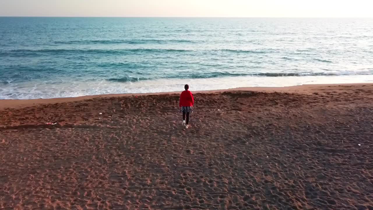 niña caminando por la playa