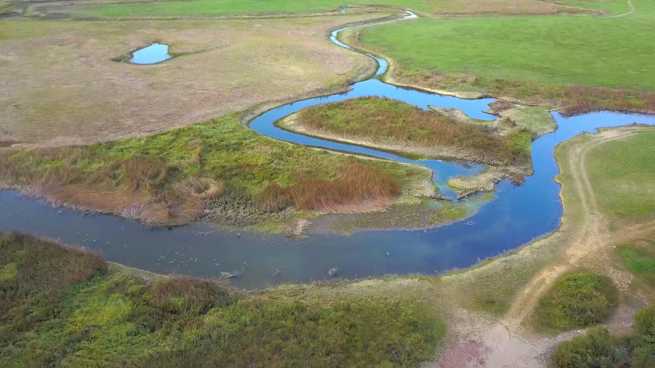 hermosa vista aérea del gran canal en el lago cerknica, río rak