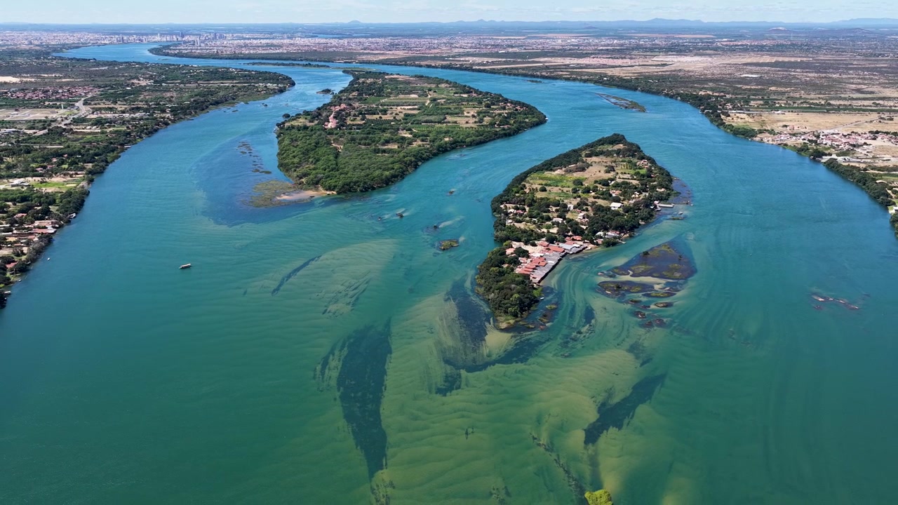 Rio São Francisco em Juazeiro na Bahia Brasil. Paisagem Natural. Ilha do Rodeadouro e Massangano. Horizonte Fluvial do Nordeste. Rio São Francisco em Juazeiro Bahia. Vegetação Ribeirinha