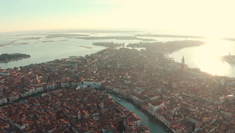 Dolly-Back-Drohne-Schoss-Bei-Sonnenuntergang-über-Die-Stadt-Venedig-Im-Zentrum-Und-Süden-Italiens