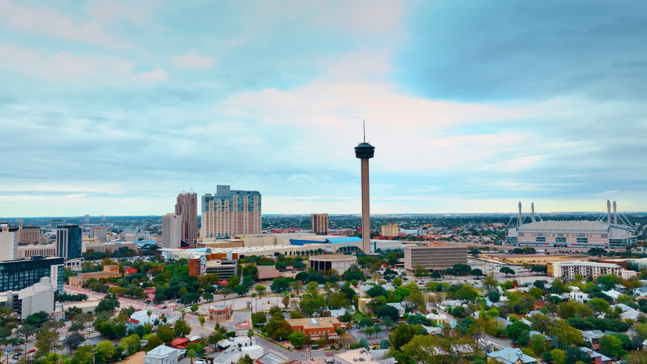 San Antonio, USA, 14 agosto 2025: Veduta aerea panoramica dello skyline di San Antonio con l'Alamodome. Ampia inquadratura che mostra gli edifici del centro, la Torre delle Americhe e lo stadio Alamodome.