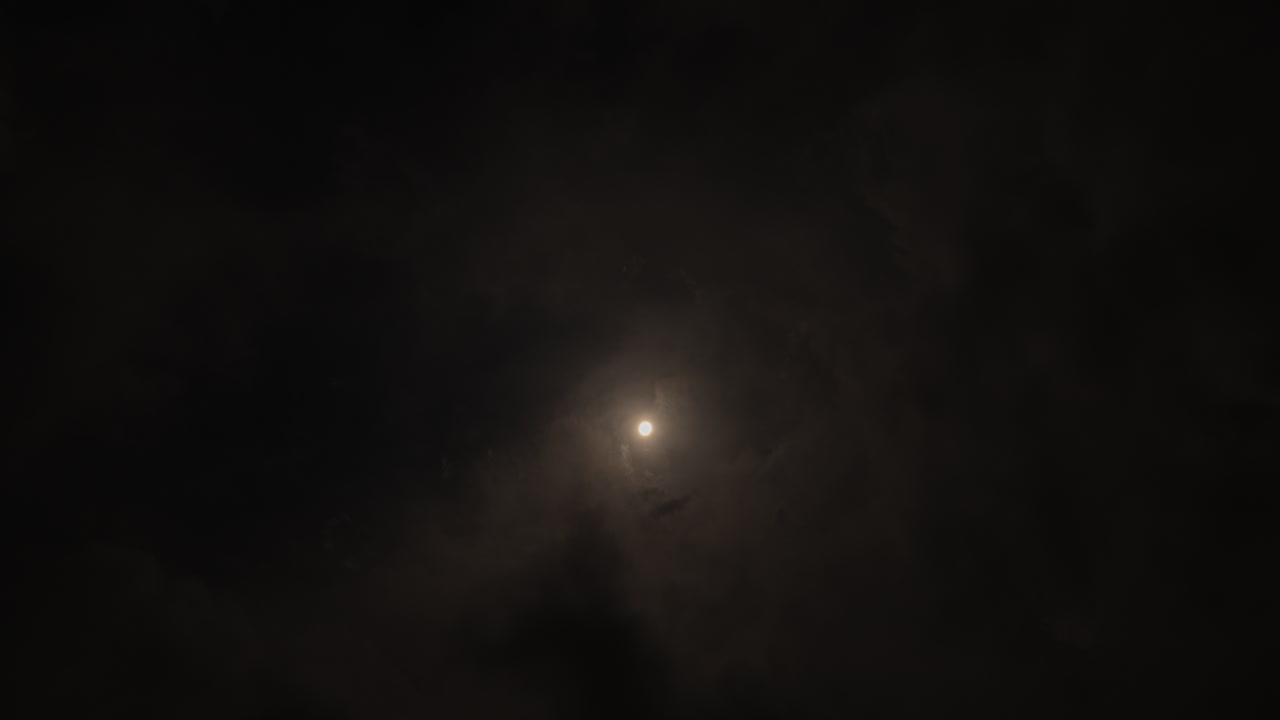 el lapso de tiempo de ángulo amplio del eclipse solar total que va de parcial a total y luego cubierto por nubes - 8 de abril de 2024