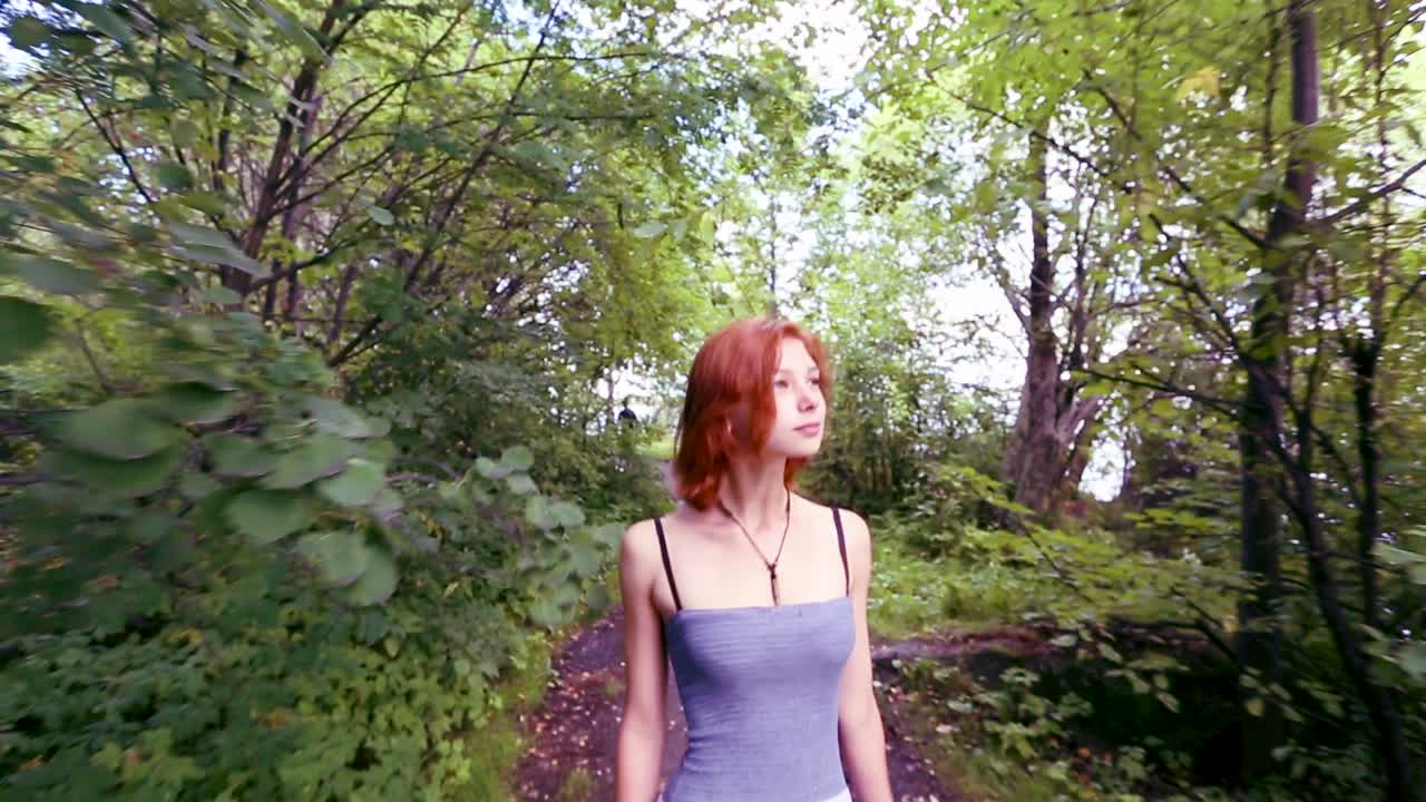 mujer caminando en un bosque