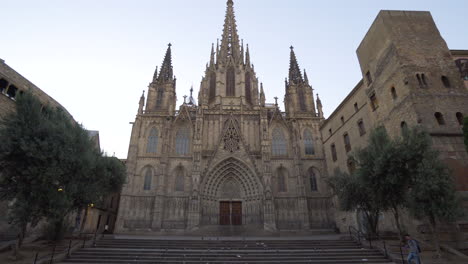 impressionante exterior da catedral de barcelona, bairro gótico de barri