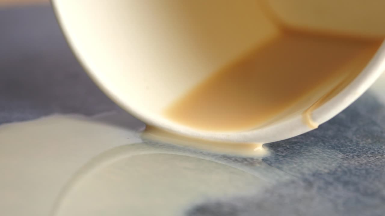 종이 컵에서 흘린 커피 또는 라테