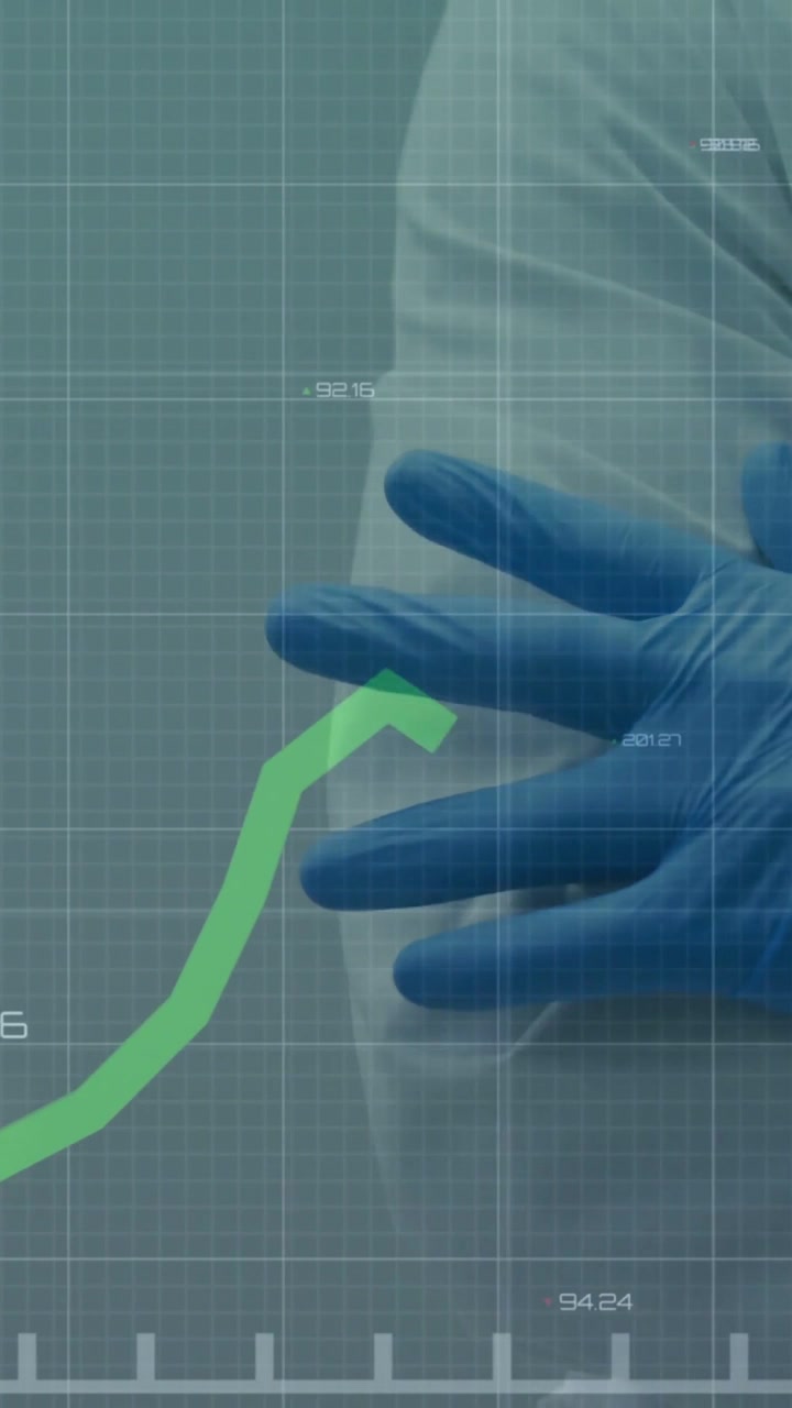 Verticale video: Gehandschoende hand beweegt terwijl groene grafiek van links binnenkomt, kruist en laboratoriumgegevens bijwerkt