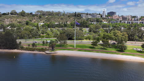 Drohne-Fliegt-Weg-Von-Aus-Flaggen-Im-Perth-Park