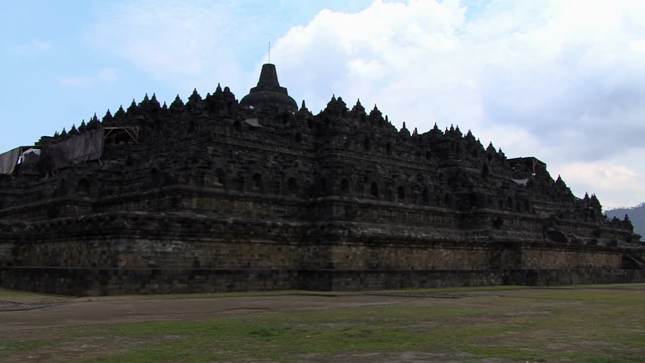 Il complesso del Tempio di Borobudur è uno dei più grandi monumenti buddisti al mondo