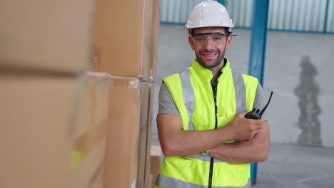 Trabajador-De-Carga-Profesional-Habla-Por-Radio-Portátil-Para-Contactar-A-Otro-Trabajador