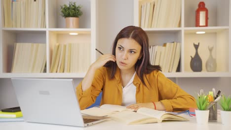 estudiante mujer olvidadiza.