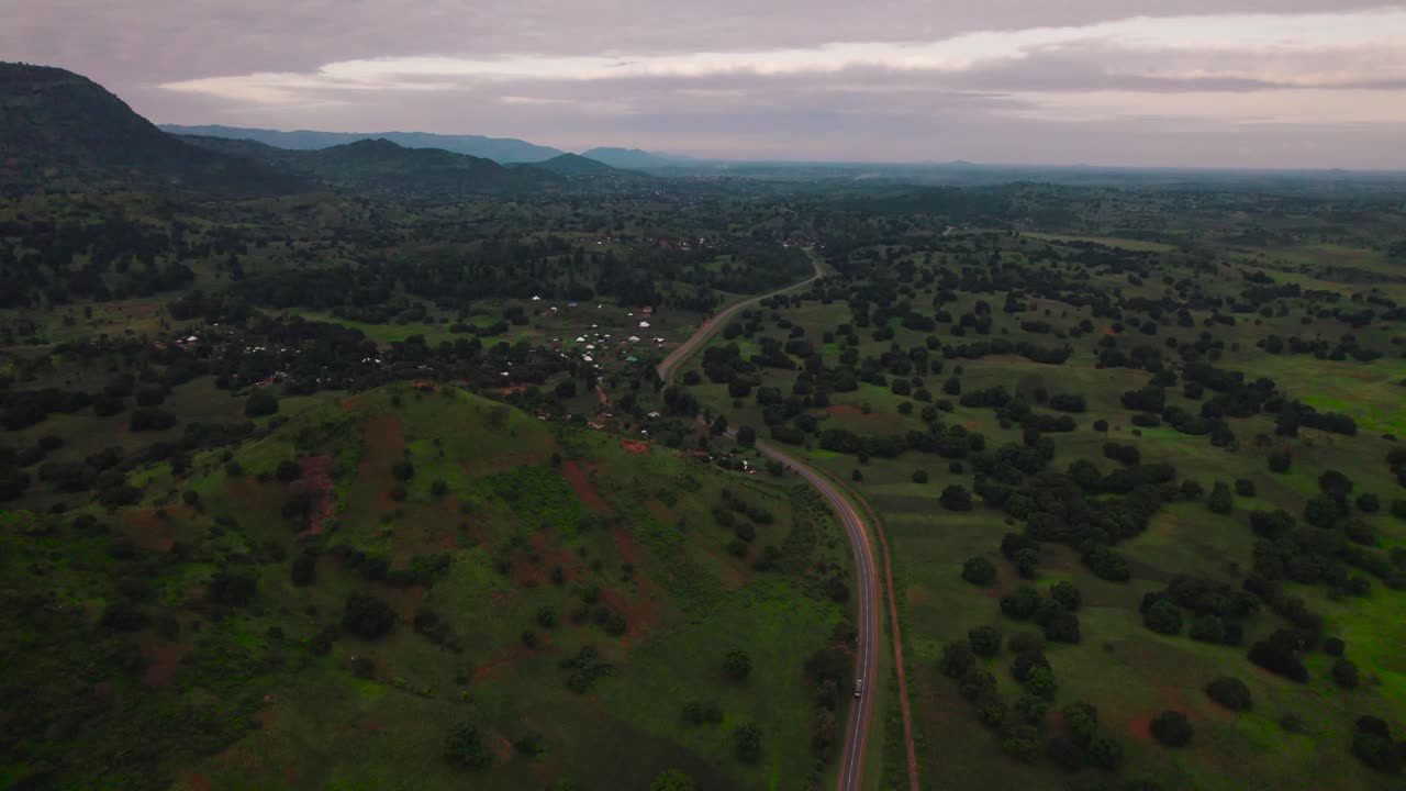 paisaje de las granjas y la carretera en la ciudad de tanga en tanzania