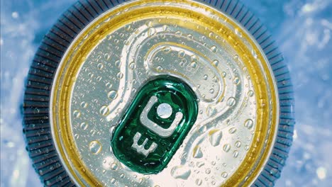 la tapa de la lata de soda de aluminio de refresco con hielo da la vuelta al círculo.