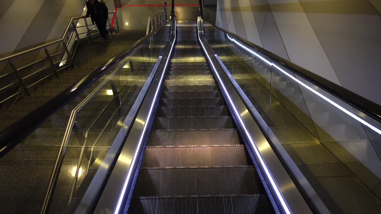 Bevægelse på rulletrappen. Optagelse i bevægelse.