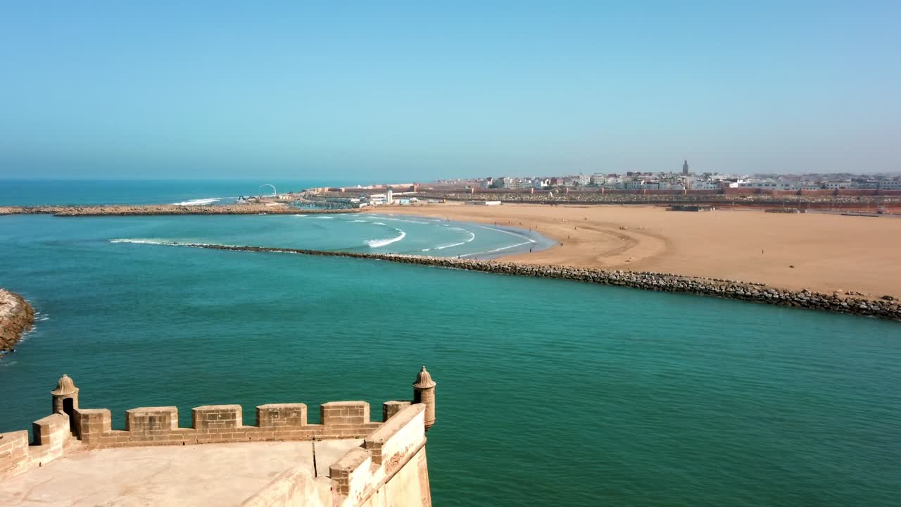 impresionante vista panorámica desde el mirador de oudayas a sale medina y las playas de arena locales en rabat, marruecos