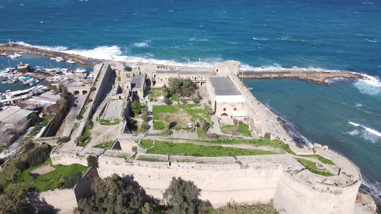 el castillo de kyreina a orillas del mar