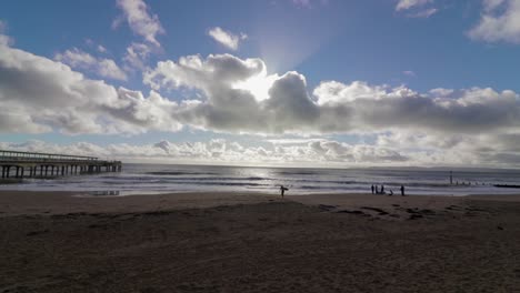 Un-Surfista-Solitario-Caminando-Hacia-La-Cámara