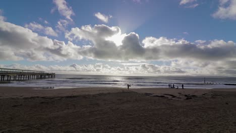 un surfista solitario caminando hacia la cámara