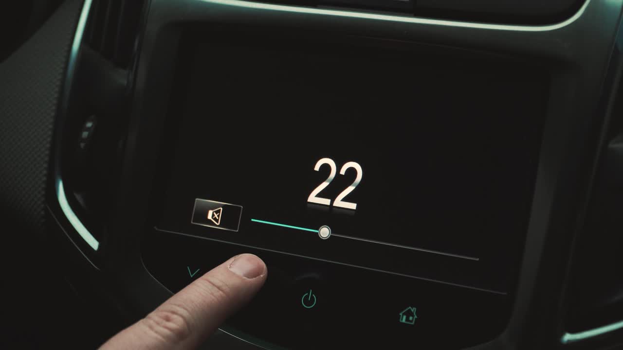 그 남자는 차에서 소리를 높이고 낮추고