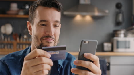 hombre comprando en línea con tarjeta de crédito usando teléfono inteligente