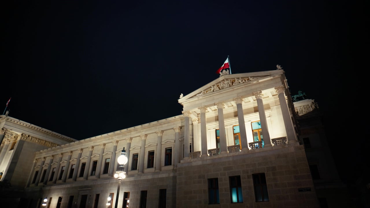 Viena, Áustria, 02 28 2026: Parlamento da Áustria à Noite com Bandeira Tremulando no Topo