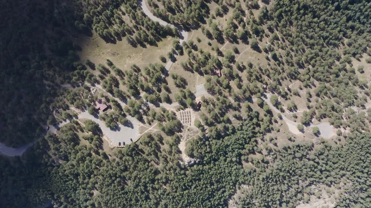 drone volando sobre el parque en boulder colorado