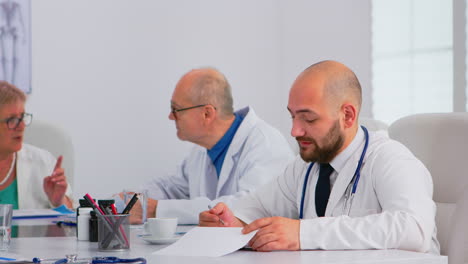 brainstorming teamwork of physicians solving problems of patients