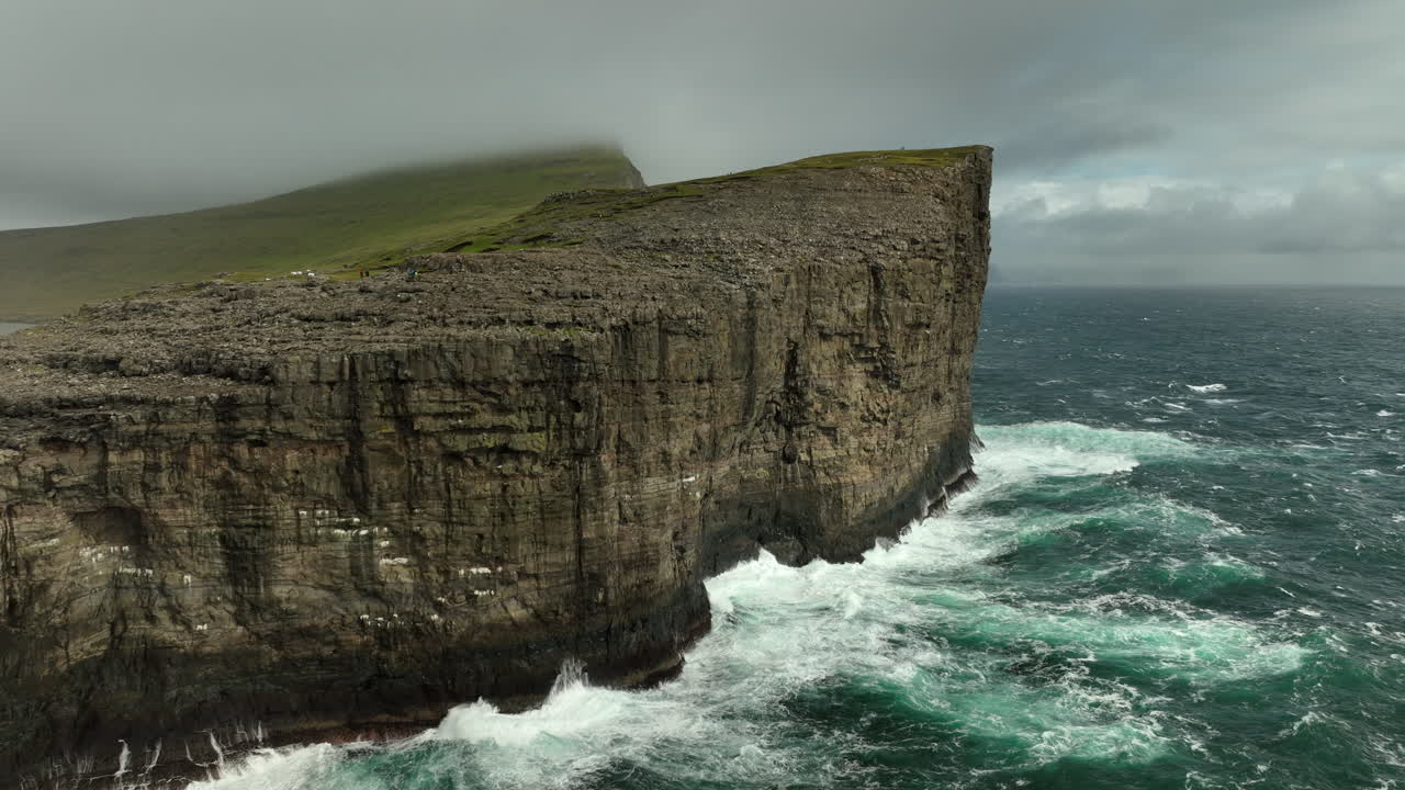 acantilados escarpados y olas salvajes del océano - vagar islas feroe dolly aéreo en