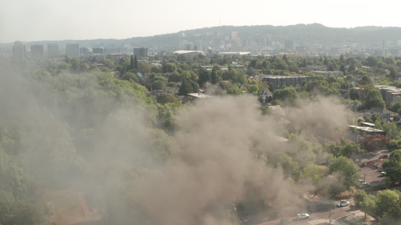Ripresa aerea con dolly all'indietro sopra un edificio in fiamme nei sobborghi di una città americana.