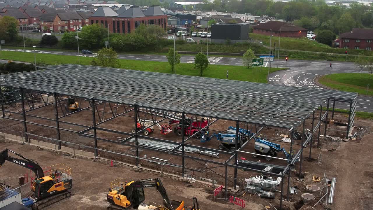 vista aérea del mercado de alimentos de aldi sitio de construcción de cimientos marco de acero y equipos de construcción