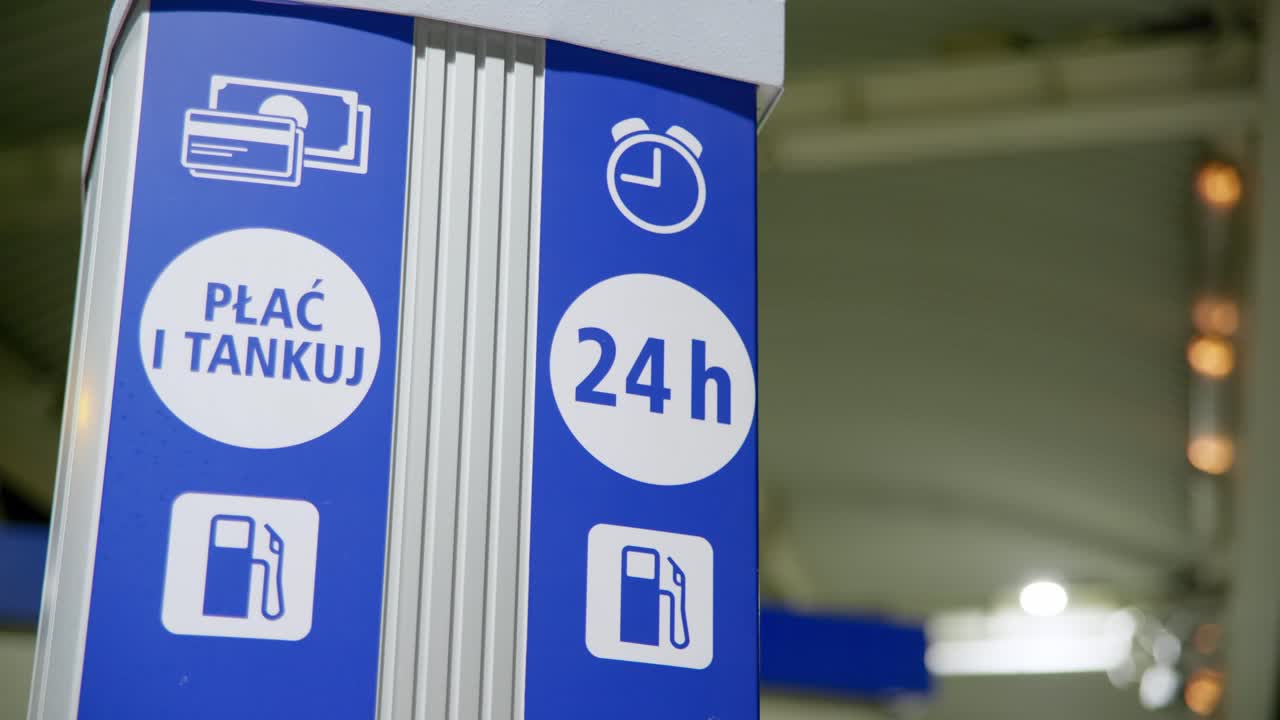 밤에 주유소에 있는 논스톱 서비스 표지판