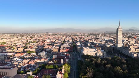 Drohnenaufnahme-Des-Latino-Towers-Und-Der-Vulkane-In-Mexiko-Stadt