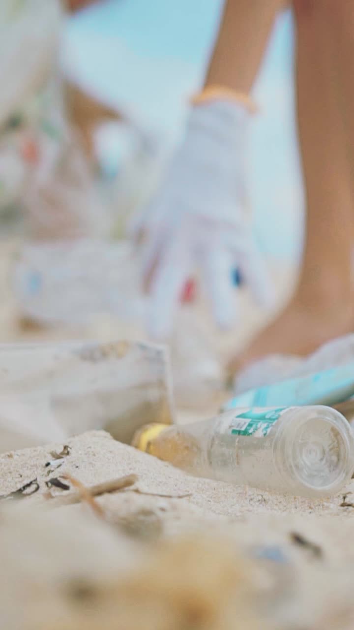 영감을 주는 자원봉사자들이 모래 해변을 청소하고 해양생물을 보호하기 위해 연합합니다.