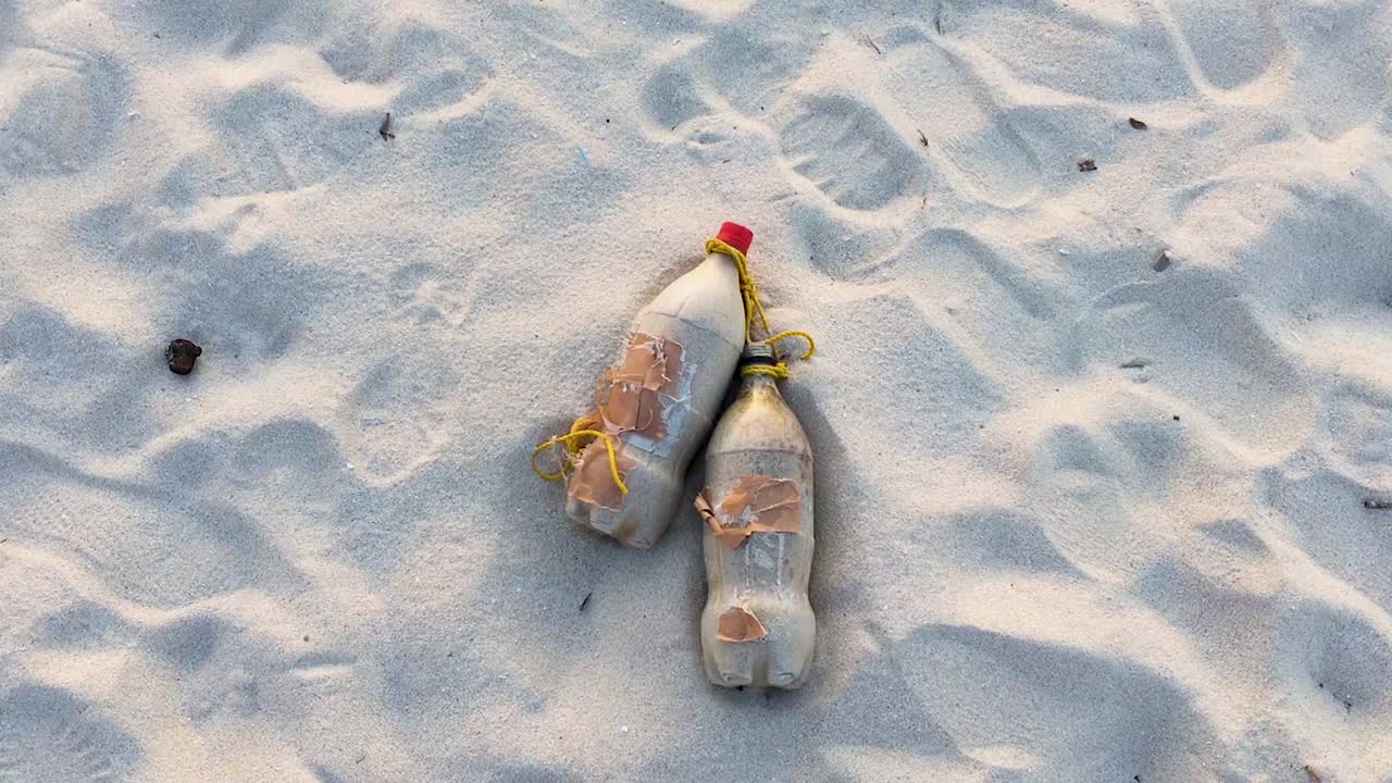 코카콜라 콜라 플라스틱 병 모래에 누워