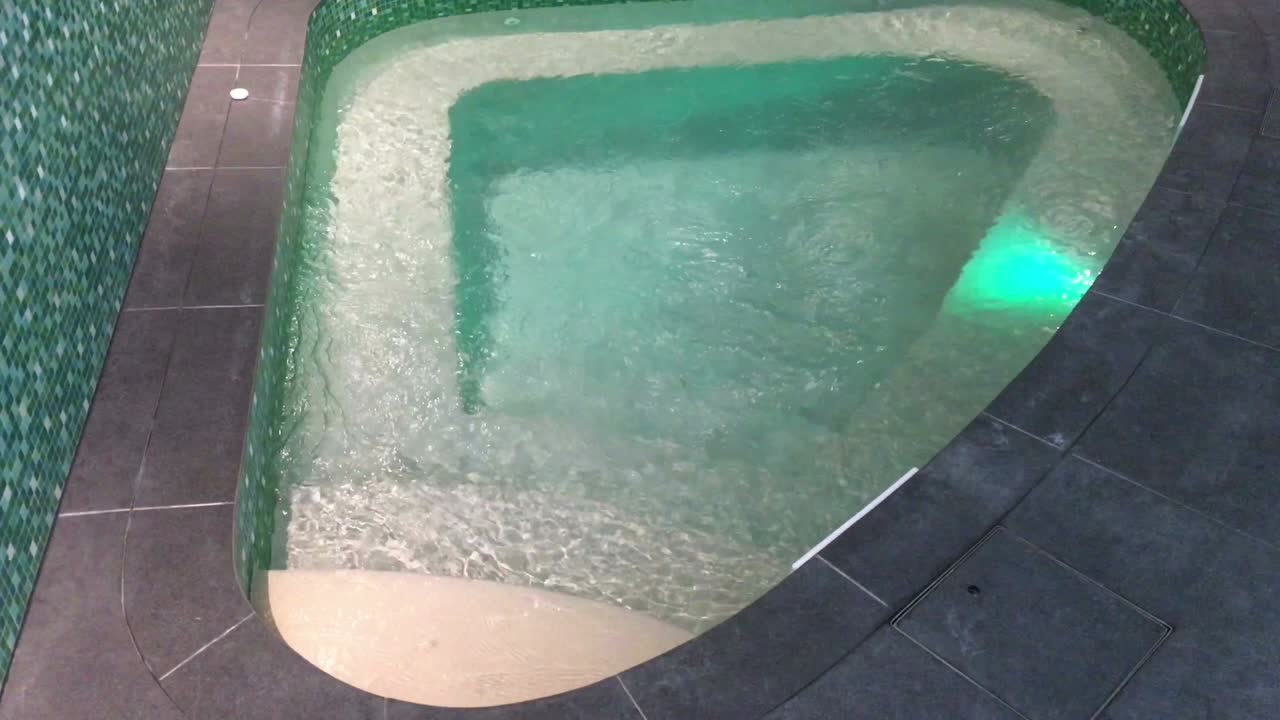 vista de arriba de una piscina cubierta de bañera de agua caliente y spa. arquitectura de lujo.