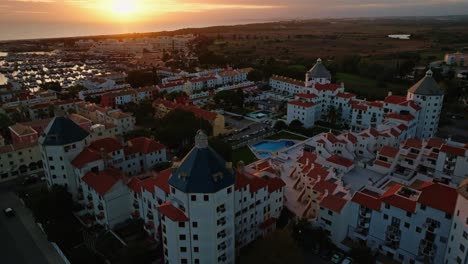 imágenes aéreas de una ciudad europea durante la puesta de sol