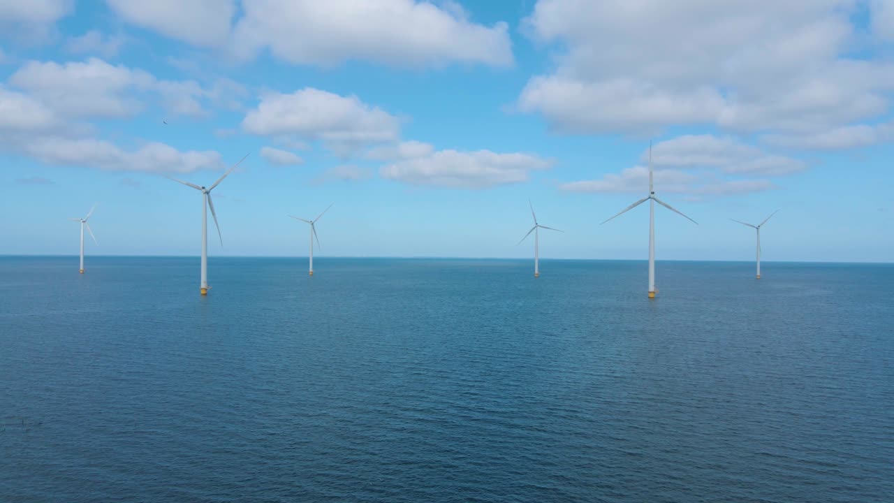 거대한 풍차 터빈, 바다에 있는 해상 풍차 농장, 웨스터메어 풍차 공원, 아름다운 밝은 날에 바다에서 고립된 풍차, 네덜란드, 플레볼랜드, 노르도오스트폴더