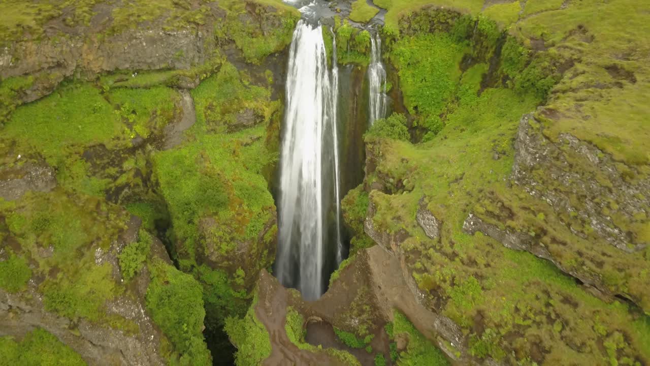catarata islandesa en un valle exuberante
