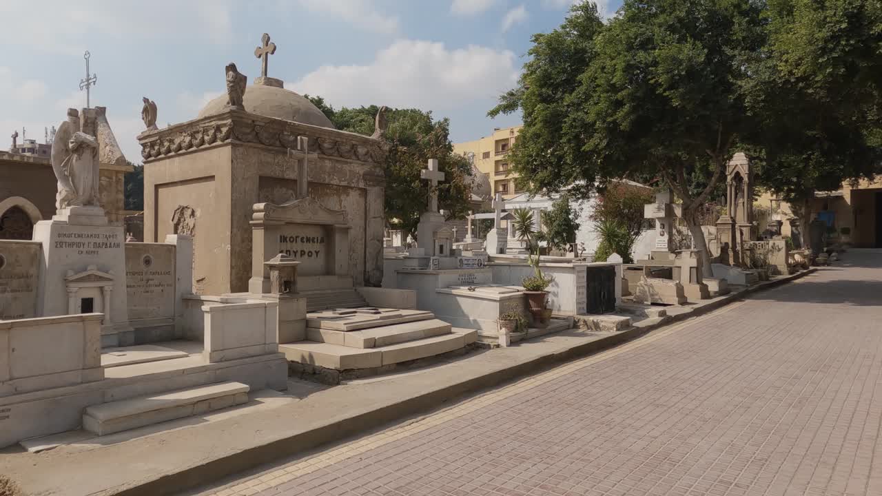 кладбище святого георгия в коптском районе каира, панорамный снимок вдоль каменных могил, египет