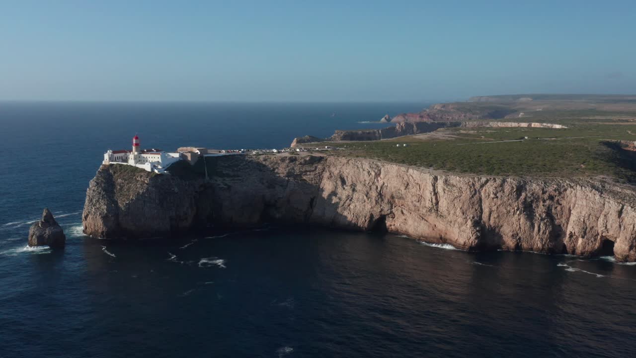 cape saint vincent acantilados y faro drone panorámica de tiro