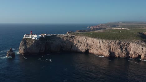 Acantilados-Del-Cabo-San-Vicente-Y-Tiro-Panorámico-Del-Dron-Del-Faro