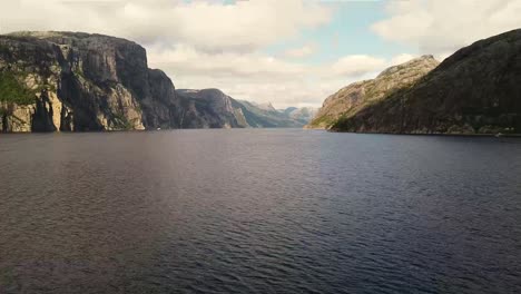 Luftaufnahme-über-Den-Strand-Und-Das-Transparente-Arktische-Meer-In-Norwegen-–-Vogelperspektive,-Drohnenaufnahme