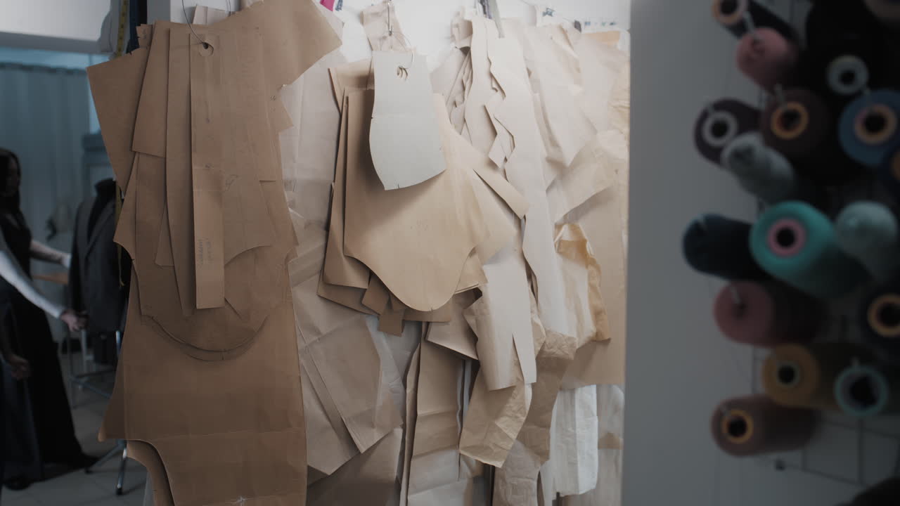 패션 디자이너가 패턴을 만들고 있습니다.