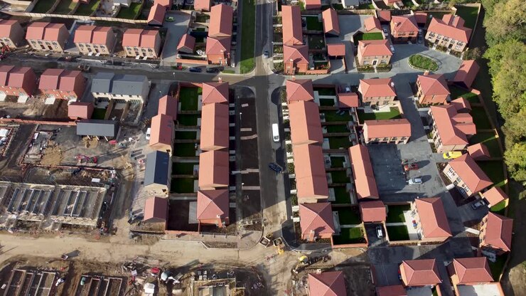 Costruzione a Saxon Fields Canterbury, vista aerea a volo d'uccello 4K con drone.