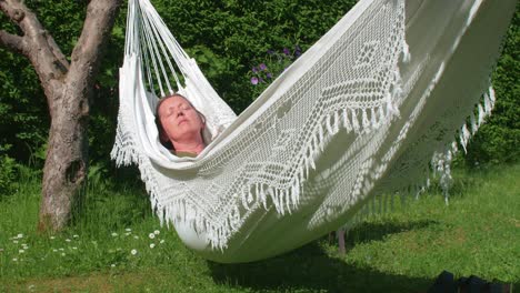 Mujer-Descansando-Pacíficamente-En-Una-Hamaca-En-Un-Día-Soleado-De-Verano