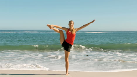 Frau-Trainiert-Am-Strand