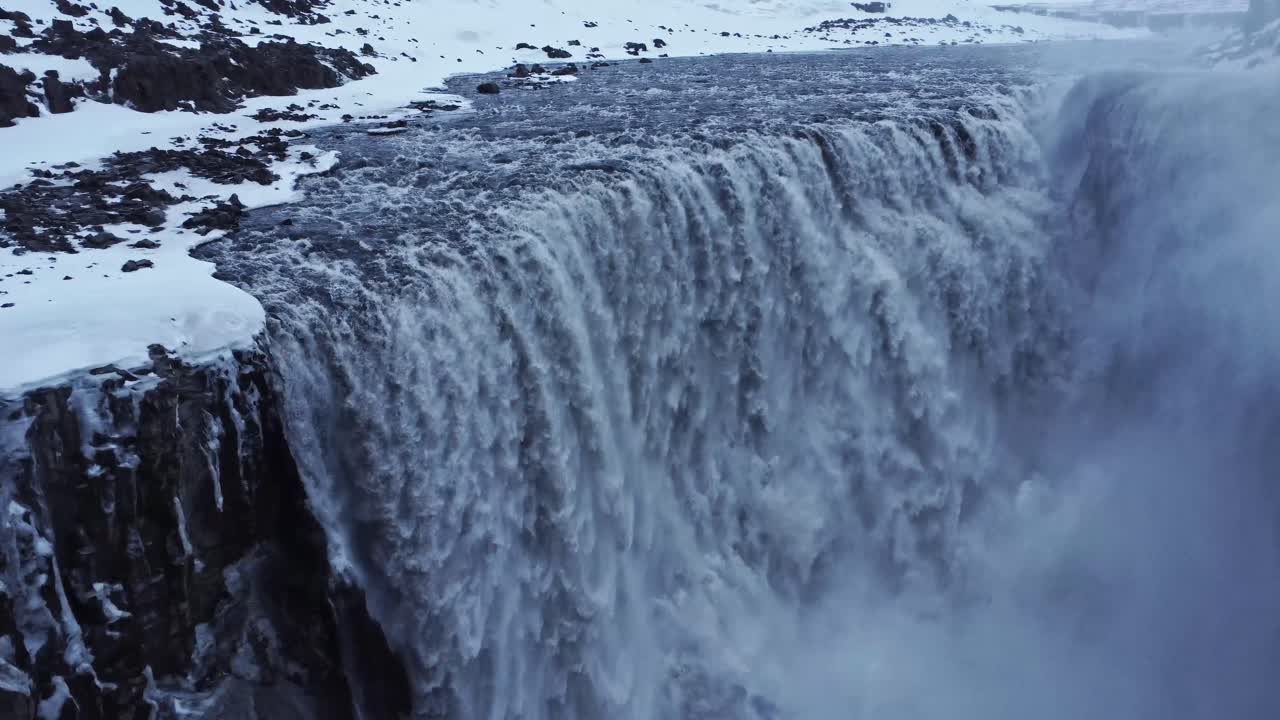 cascada en un acantilado nevado en invierno